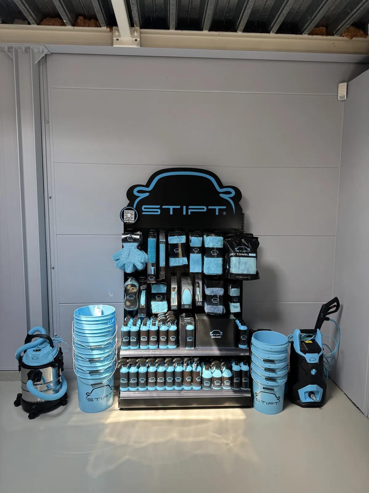 Het Stipt Polish Point productdisplay in de showroom van MINI City