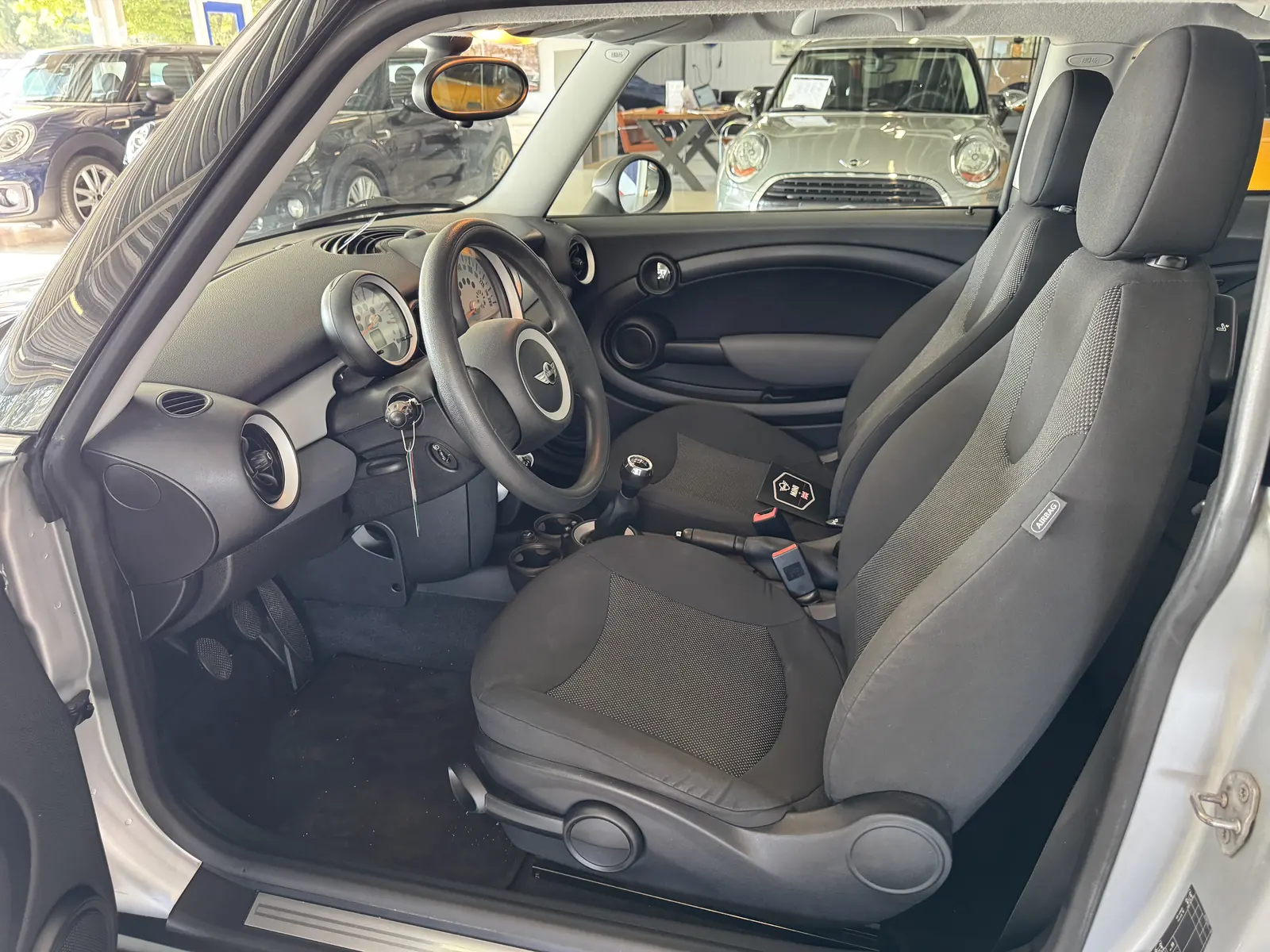 Interieur van de MINI, dashboard en stuur