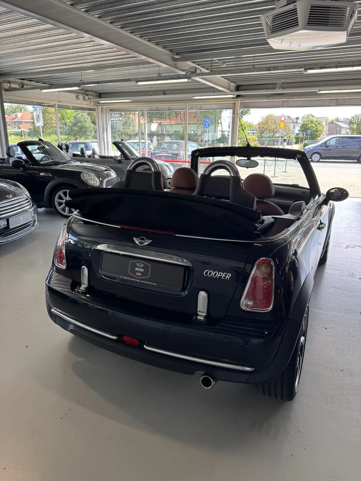 MINI Cabrio 2007 in zwart, achteraanzicht met kap open