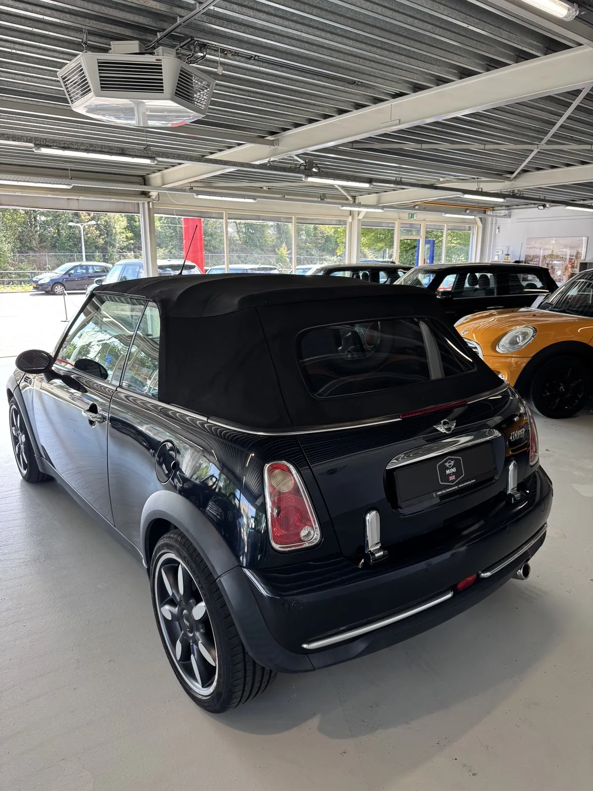 MINI Cabrio 2007 in zwart, driekwart achter, kap dicht
