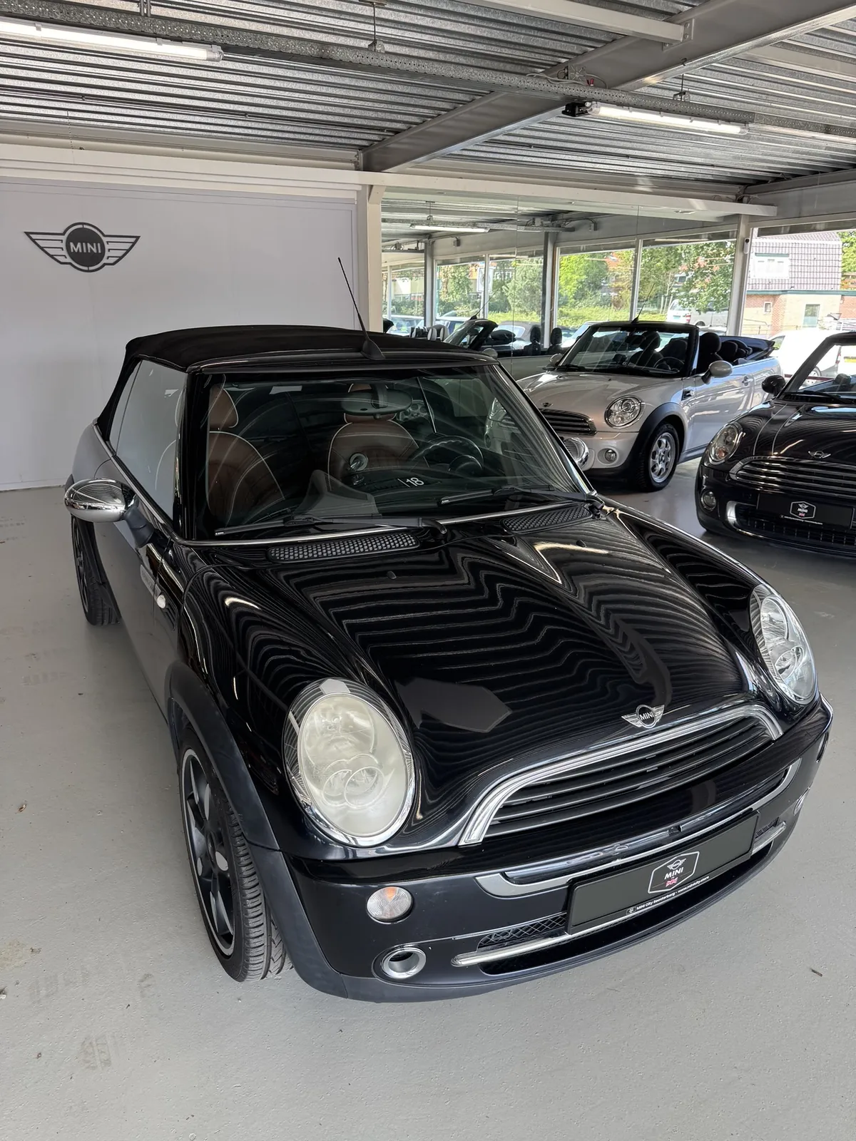MINI Cabrio 2007 in zwart, driekwart voor, kap dicht