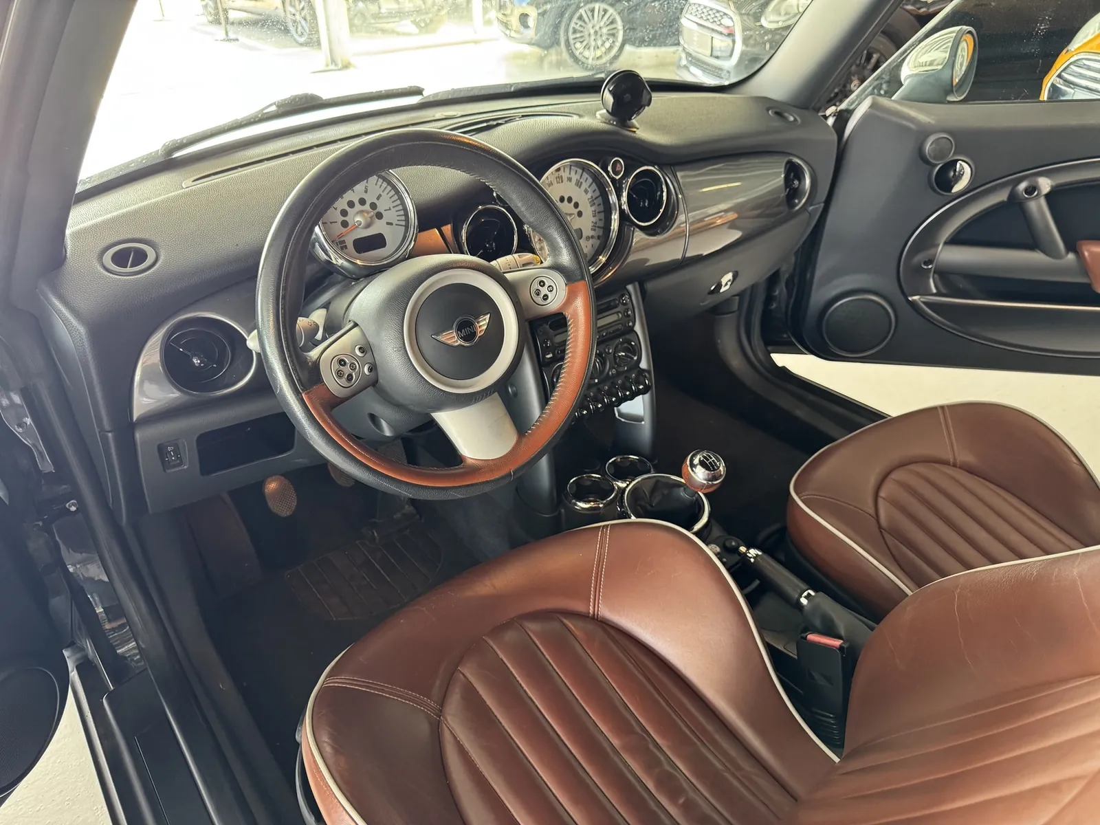 Interieur van de MINI Cabrio, dashboard breed