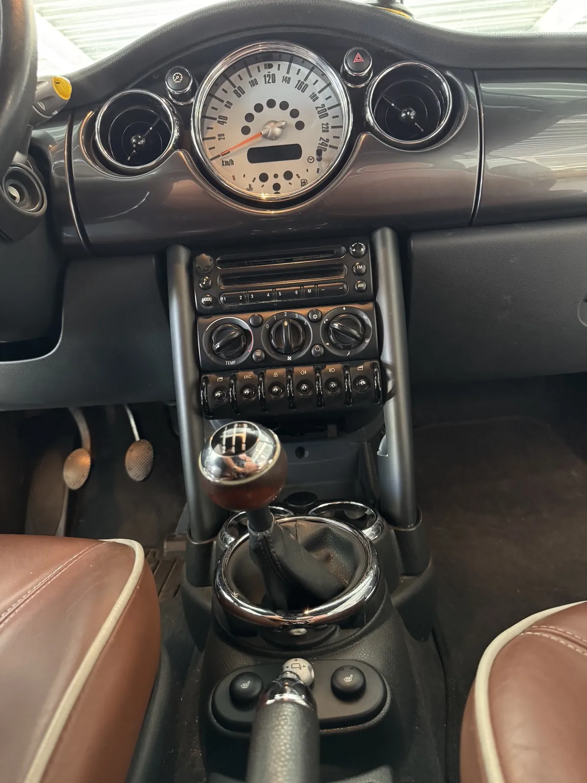 Interieur van de MINI Cabrio, middenconsole