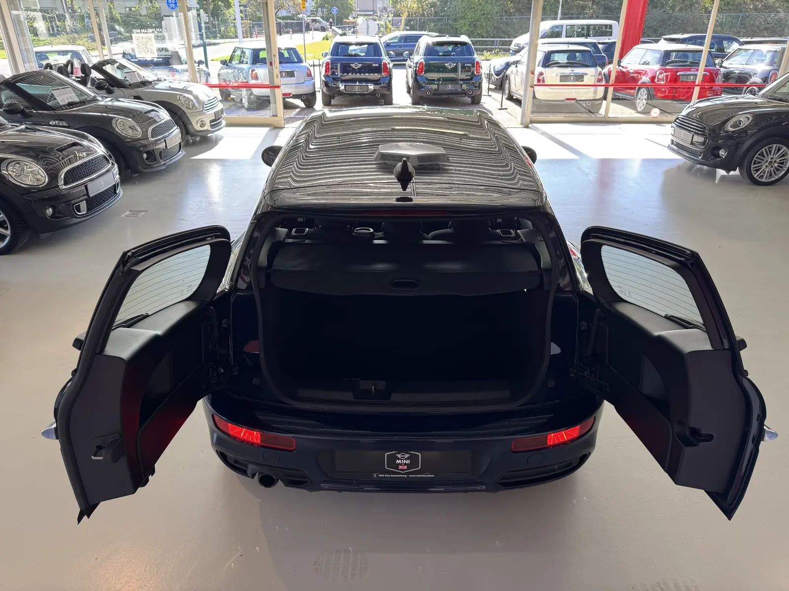 MINI Clubman 2016 in blauw, geopende achterdeuren