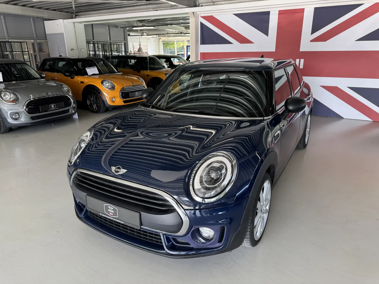 MINI Clubman 2016 in blauw, driekwart voor, ander standpunt