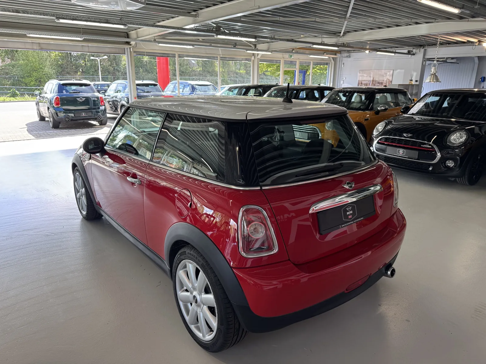 MINI Cooper 2007 in rood, driekwart achter, ander standpunt
