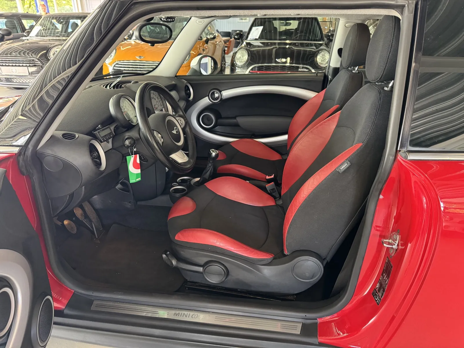 Interieur van de MINI Cooper, bestuurdersplaats met stof/leren sportstoelen