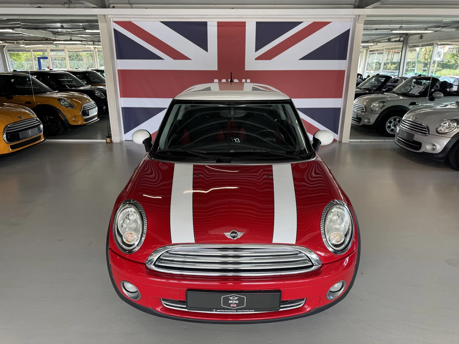 MINI Cooper 2007 in rood, vooraanzicht, kenteken 07-XB-XH
