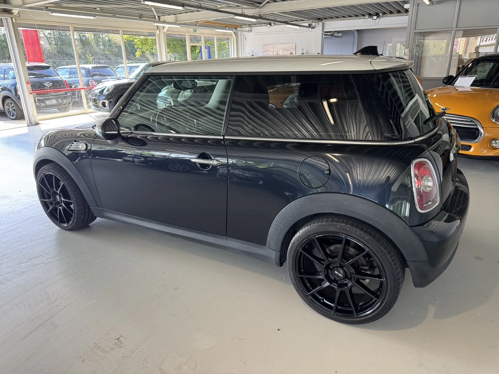 MINI Cooper 2007 in zwart, zijaanzicht