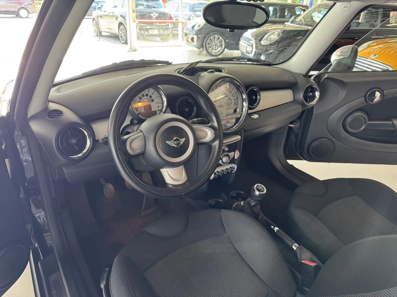 Interieur van de MINI Cooper, dashboard breed