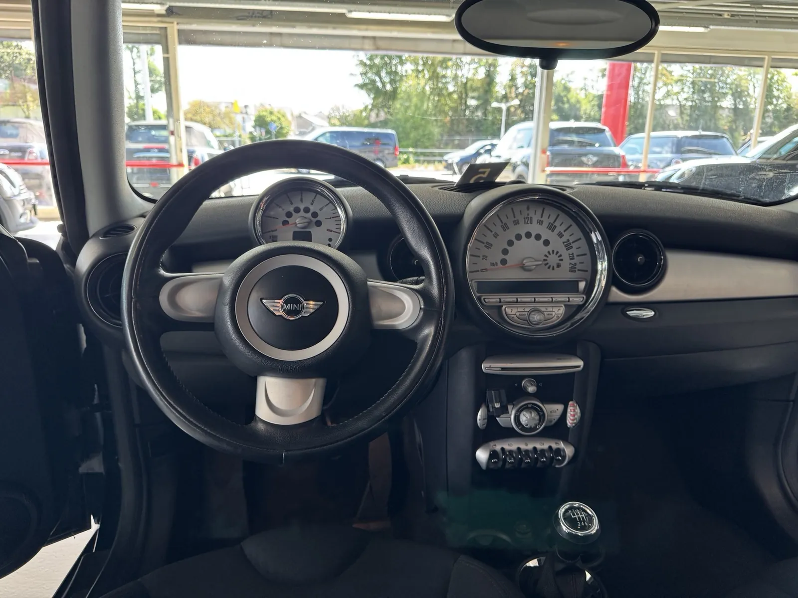 Interieur van de MINI Cooper, dashboard en stuur