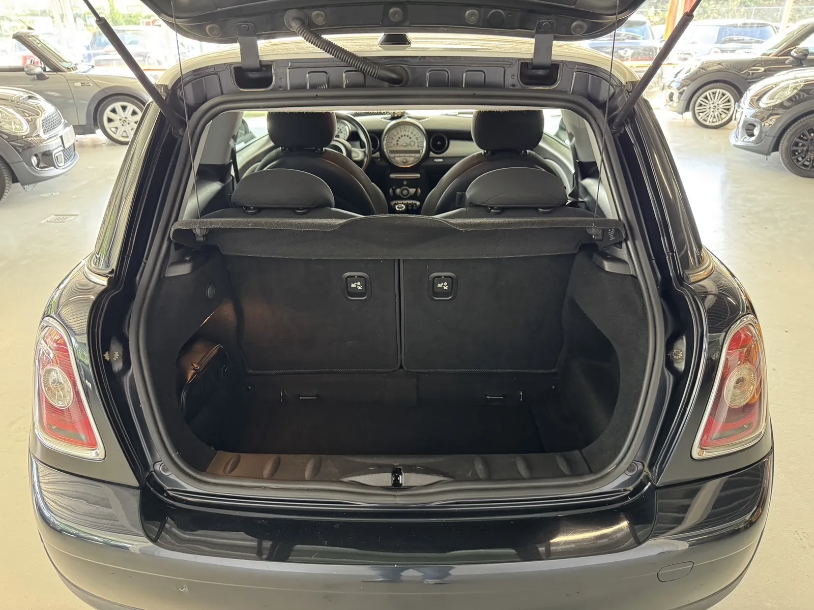 Interieur van de MINI Cooper, kofferbak, ander standpunt