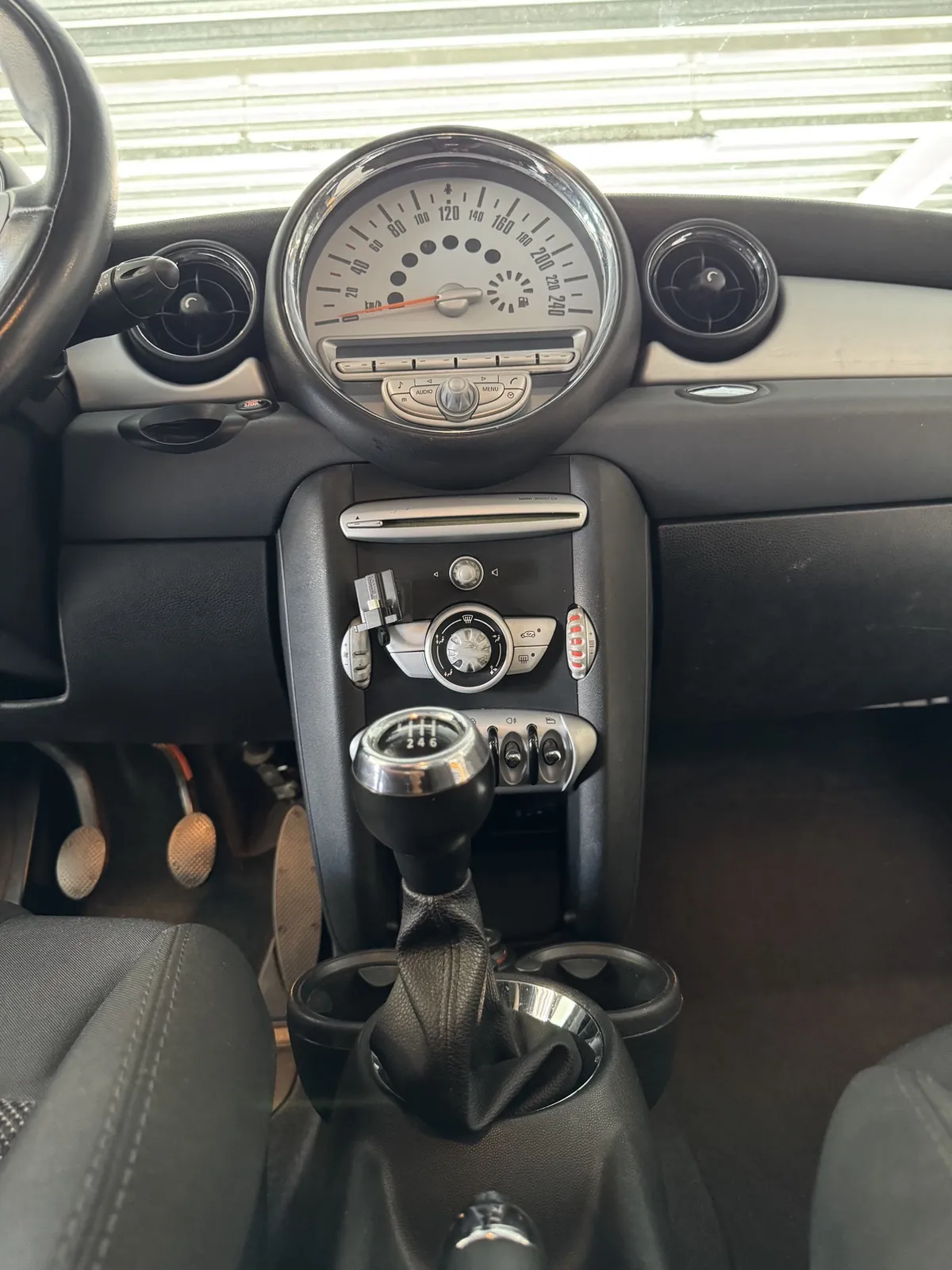 Interieur van de MINI Cooper, middenconsole