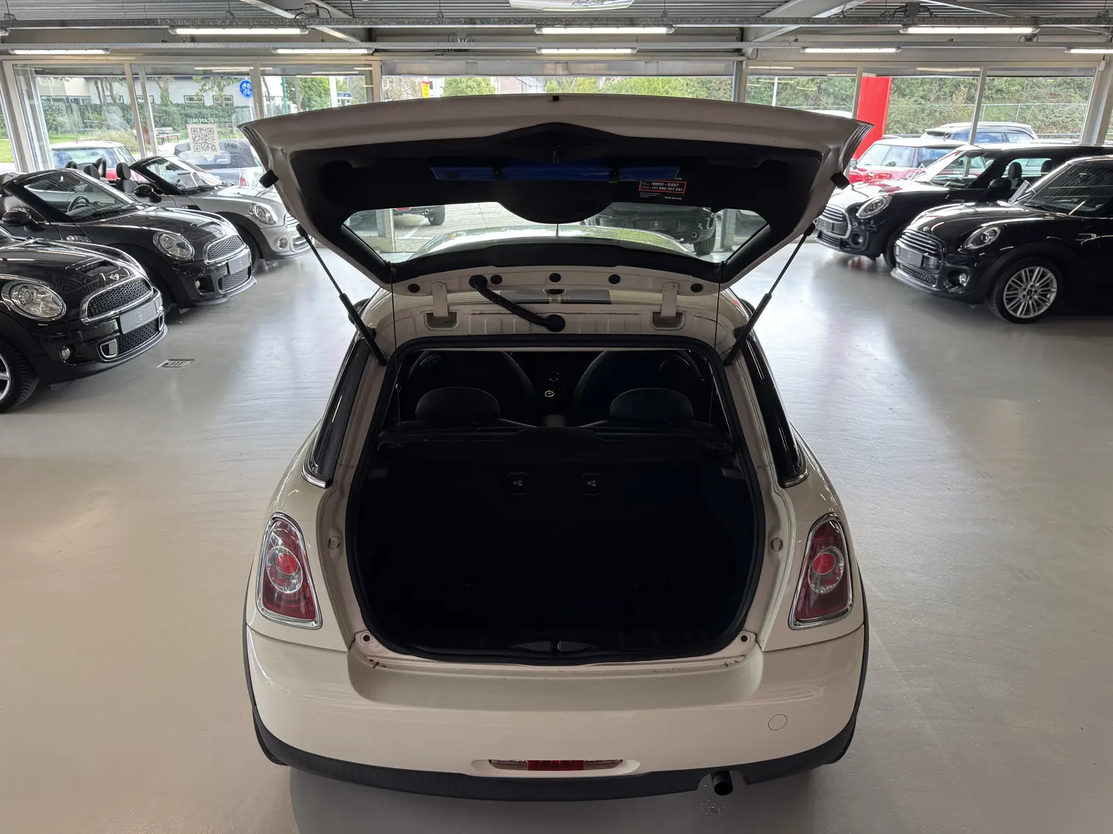 MINI One 2008 in wit, geopende achterklep