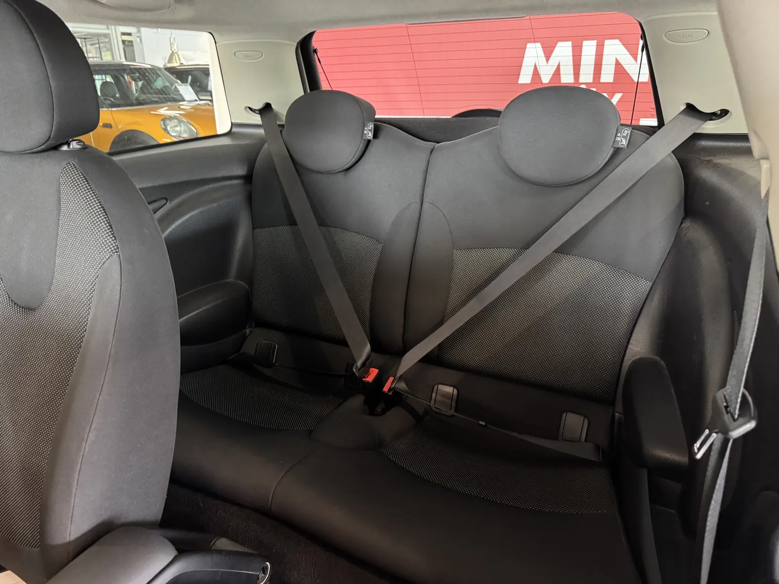 Interieur van de MINI One, achterbank
