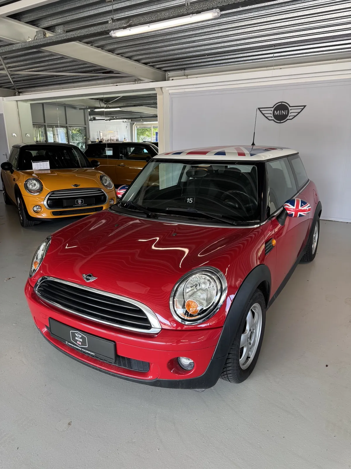 MINI One 2009 in rood, driekwart voor