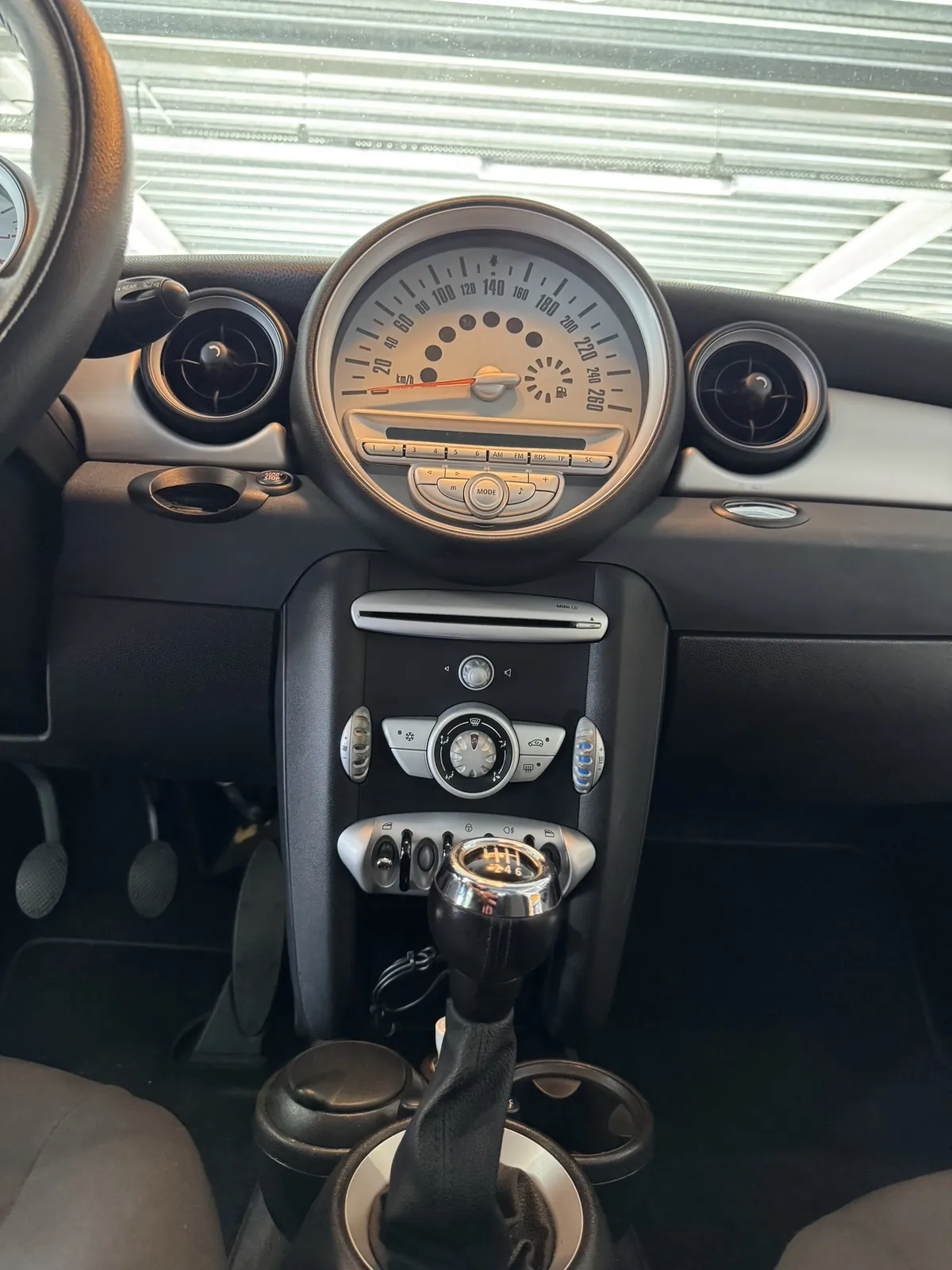 Interieur van de MINI One, middenconsole