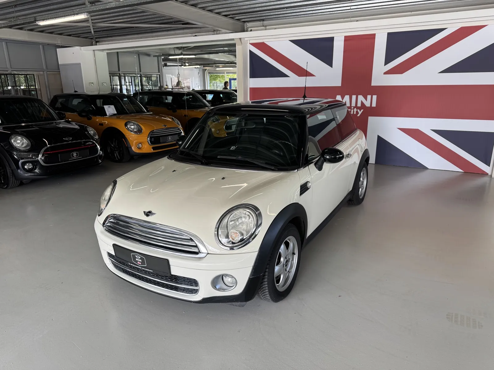 MINI Cooper 2010 in beige, driekwart voor, ander standpunt
