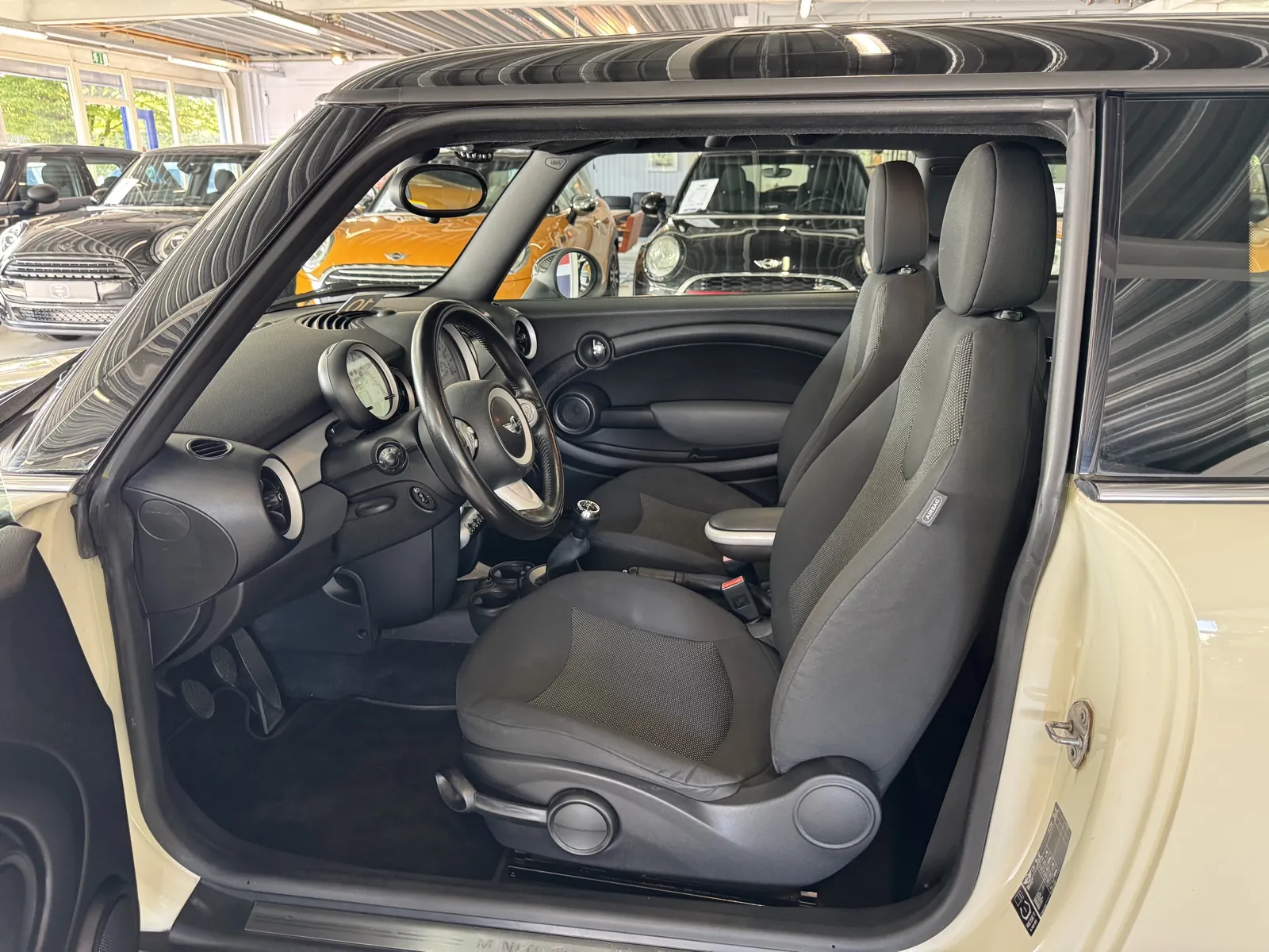 Interieur van de MINI Cooper, bestuurdersplaats en dashboard