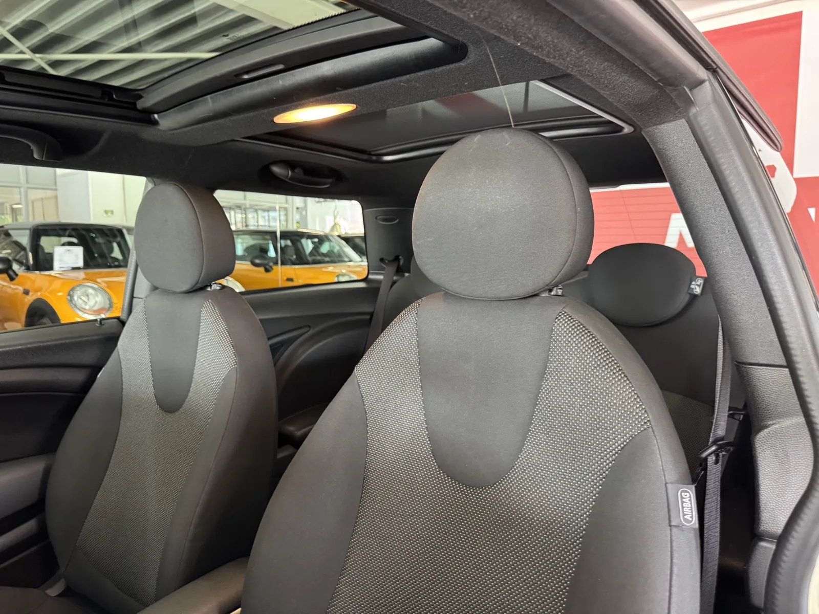 Interieur van de MINI Cooper, voorstoelen