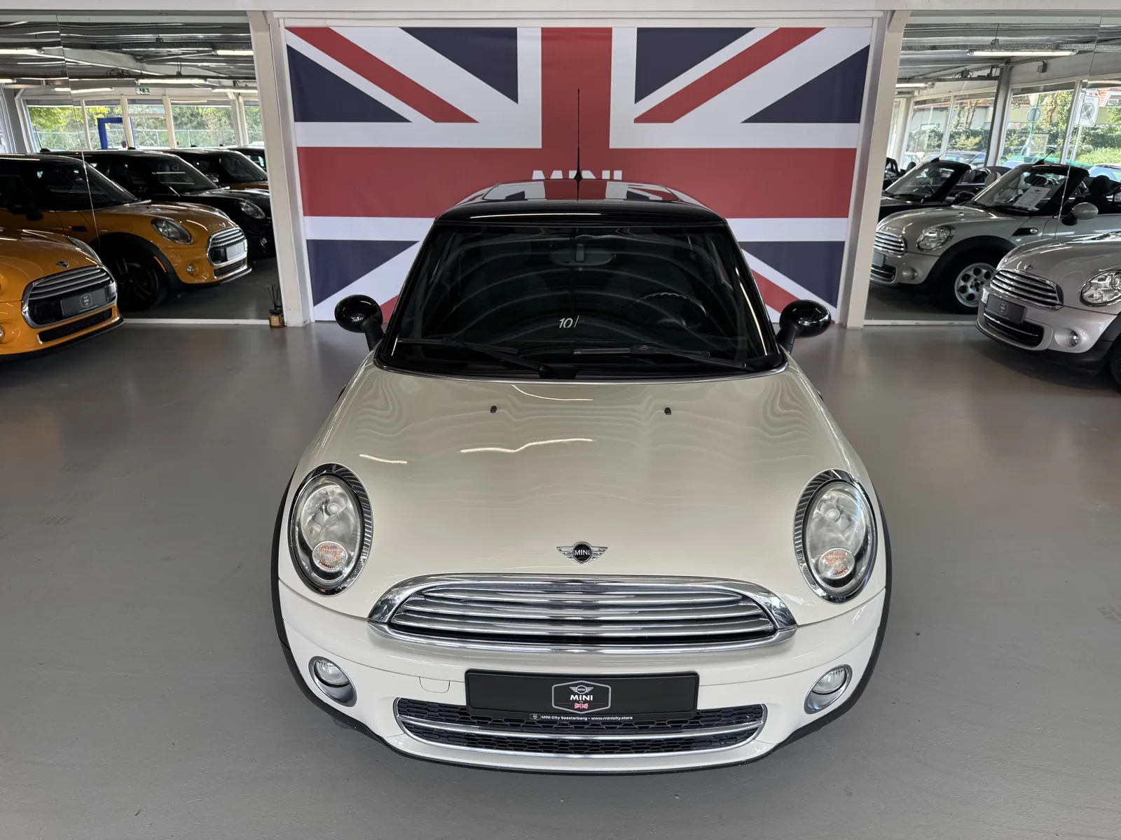 MINI Cooper 2010 in beige, voorzijde, kenteken 26-KPP-6