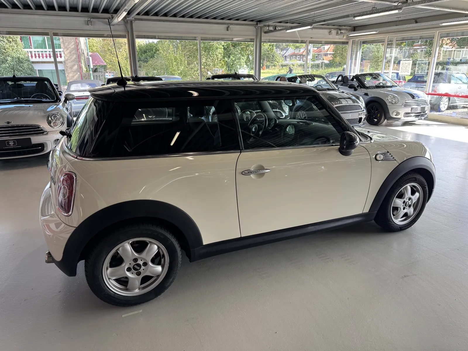 MINI Cooper 2010 in beige, zijaanzicht rechts