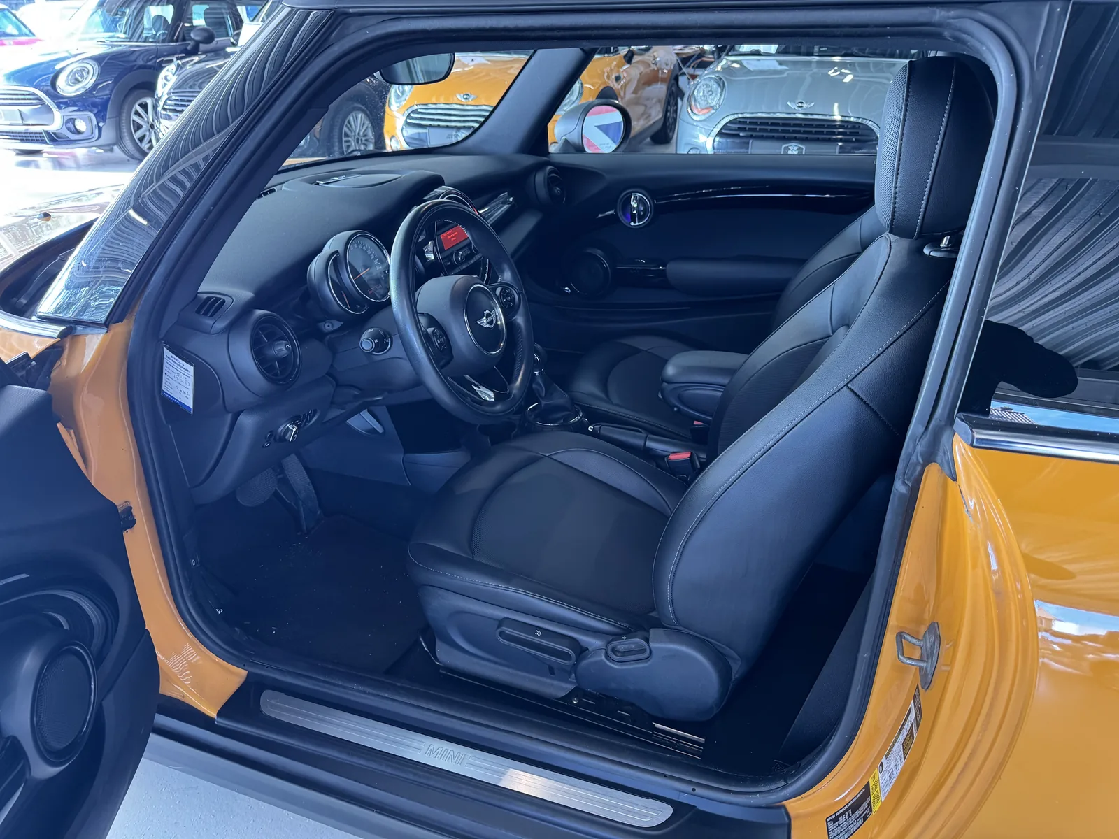 Interieur van de MINI Cooper, dashboard en stuur