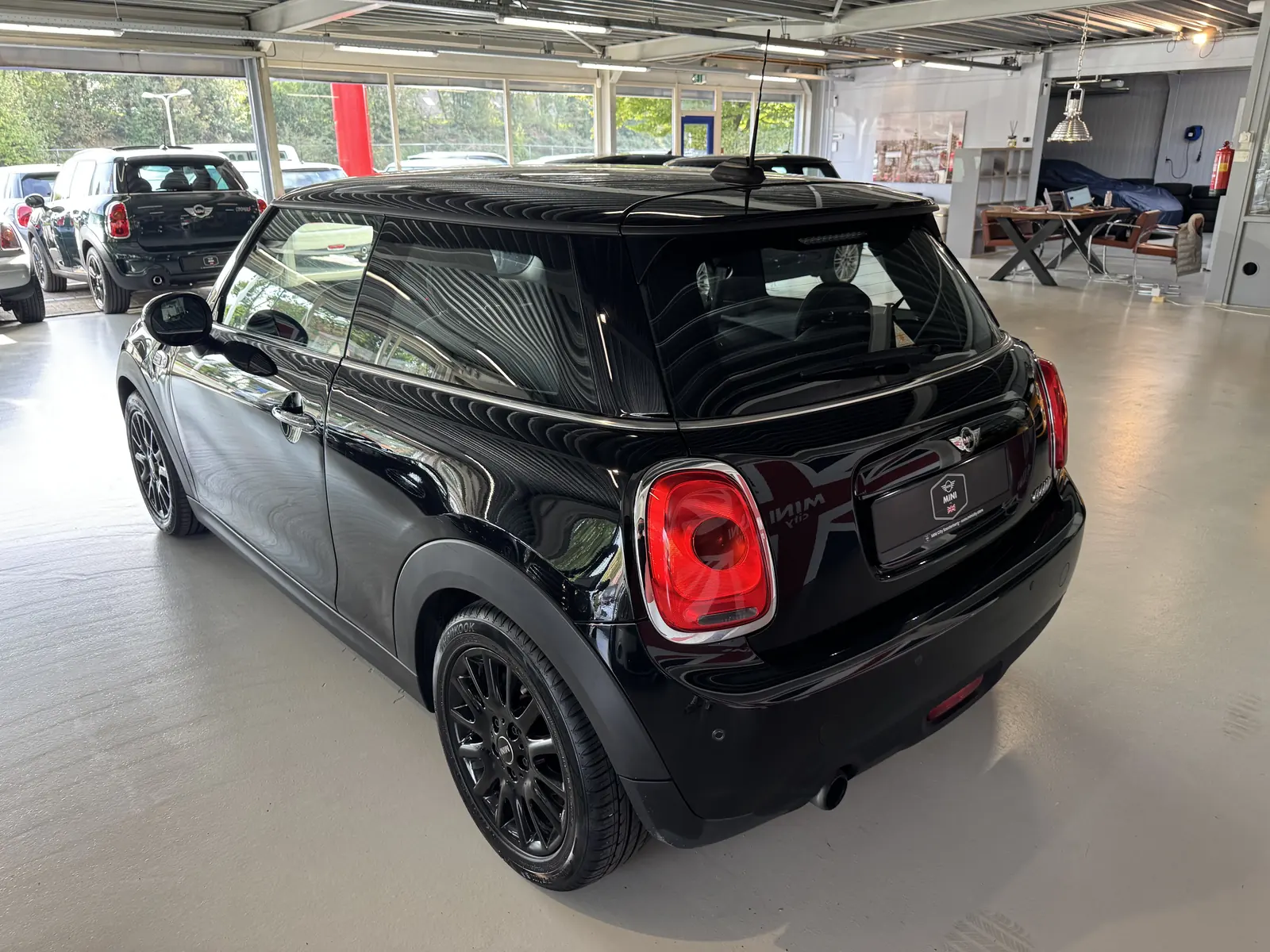 MINI Cooper 2017 in zwart, driekwart achter, ander standpunt