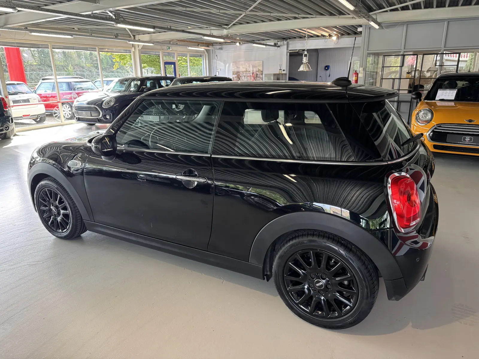MINI Cooper 2017 in zwart, zijaanzicht links