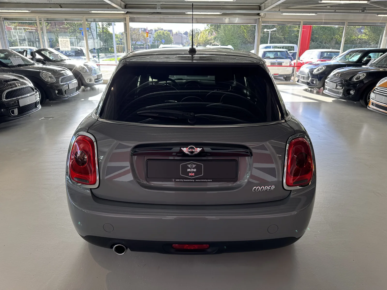 MINI Cooper 2018 in krijtgrijs, achteraanzicht