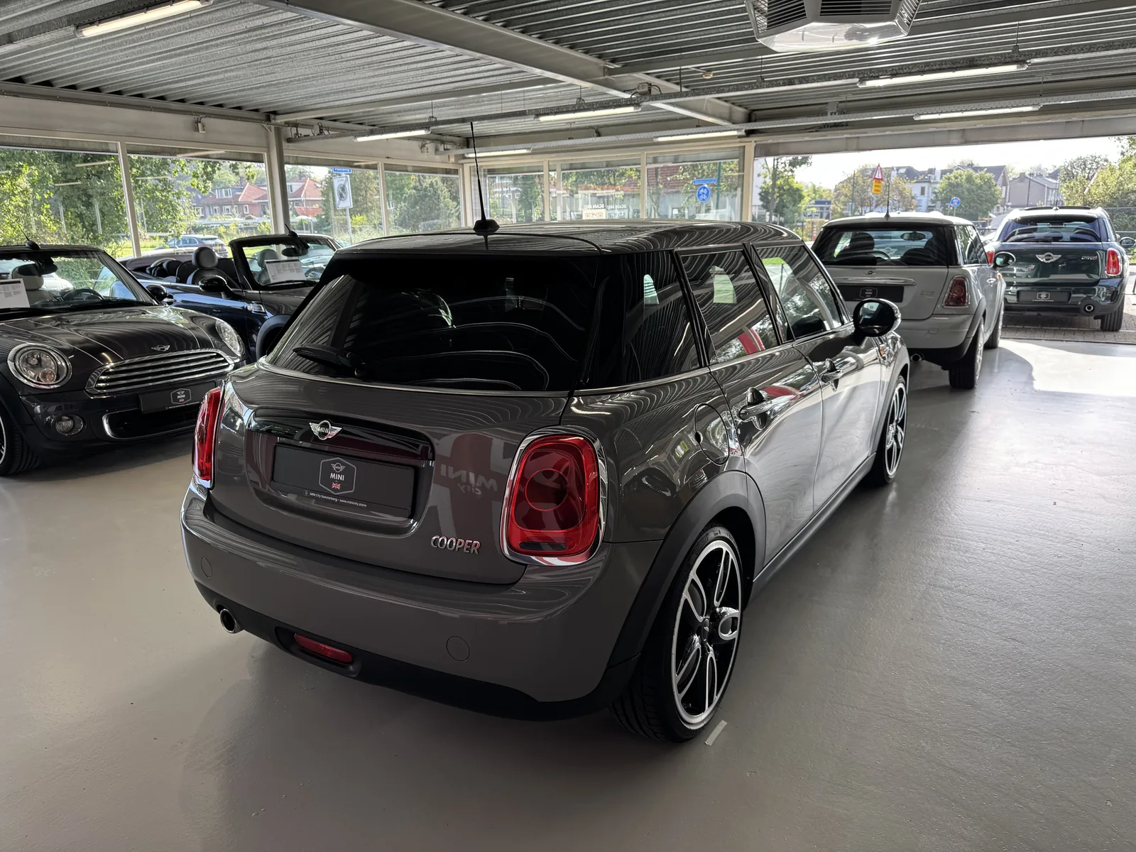 MINI Cooper 2018 in krijtgrijs, driekwart achter