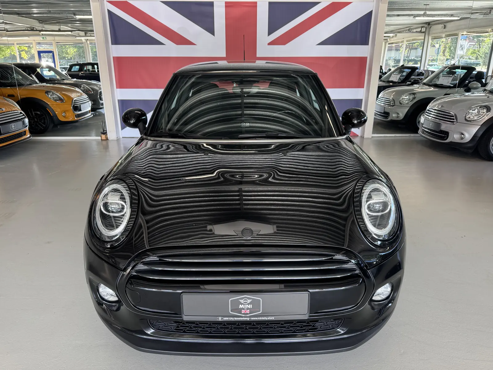 MINI Cooper 2019 in zwart, vooraanzicht, kenteken XJ-370-S
