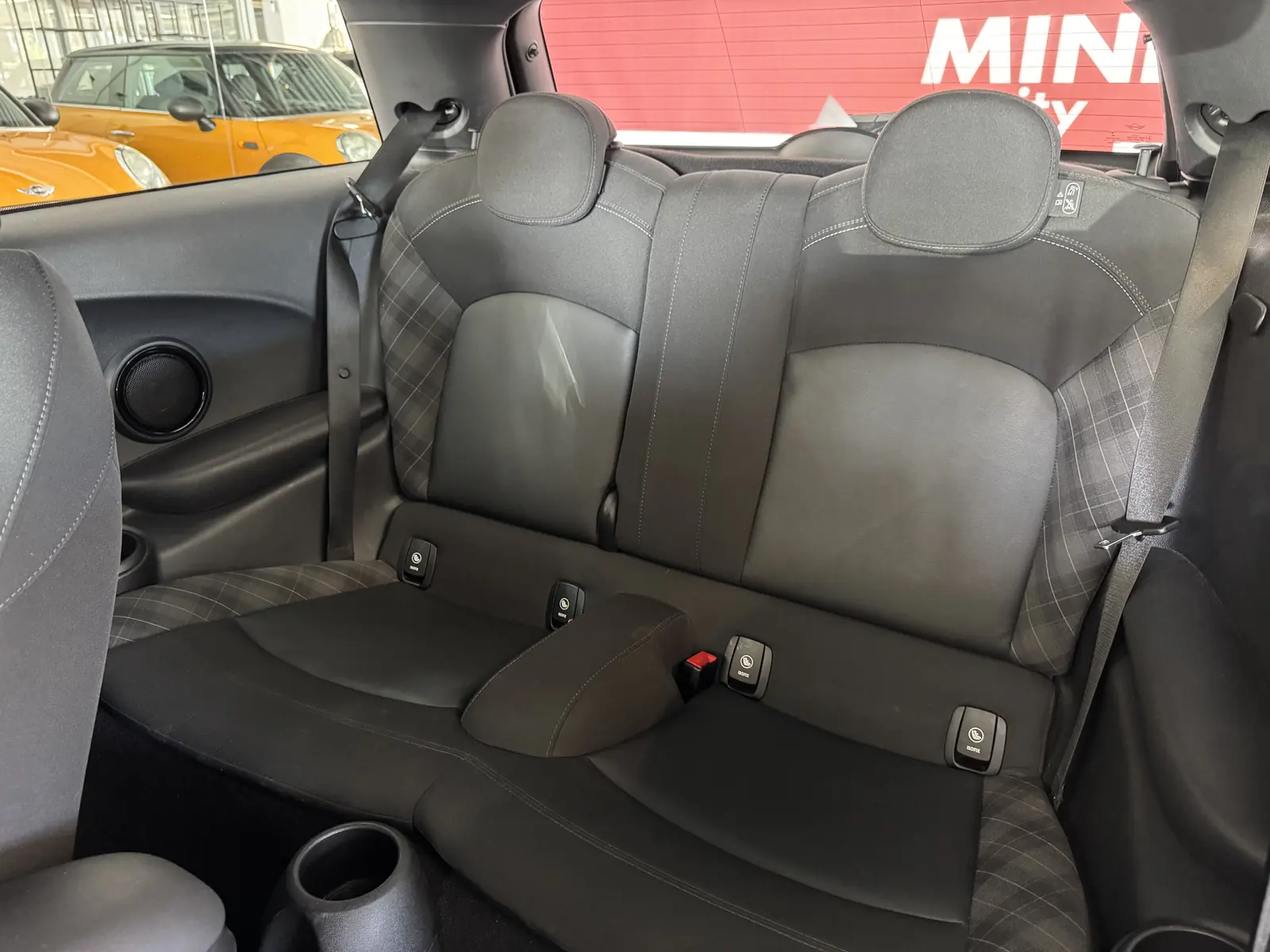 Interieur van de MINI Cooper, achterbank
