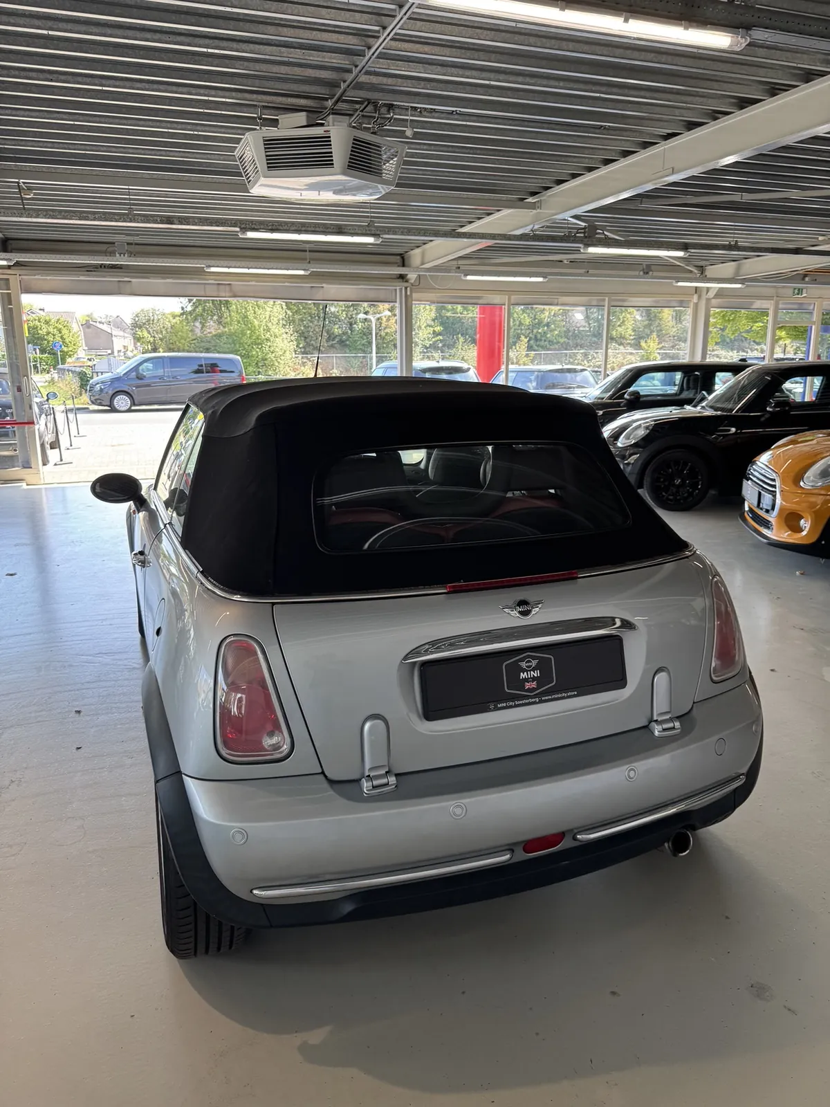 MINI Cooper Cabrio 2004 in zilver, achteraanzicht, kap dicht