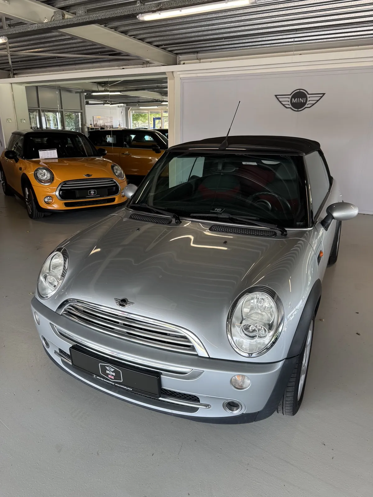 MINI Cooper Cabrio 2004 in zilver, driekwart voor, kap dicht, ander standpunt
