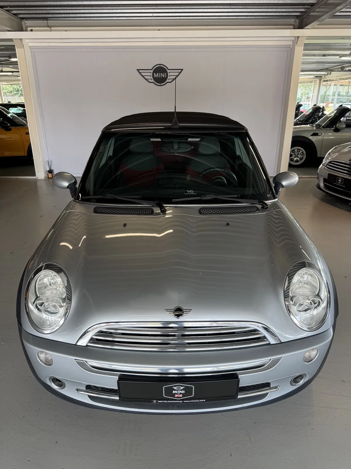 MINI Cooper Cabrio 2004 in zilver, voorzijde met kap dicht, kenteken HN-876-F