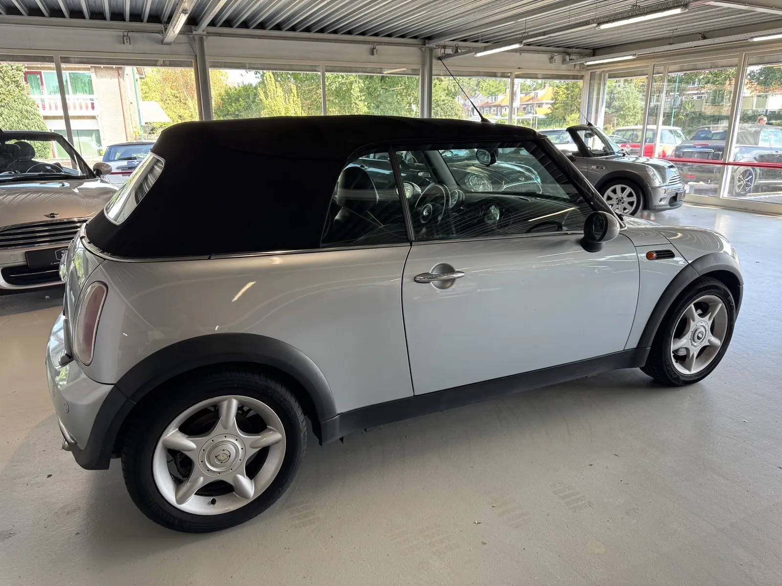 MINI Cooper Cabrio 2004 in zilver, zijaanzicht, kap dicht