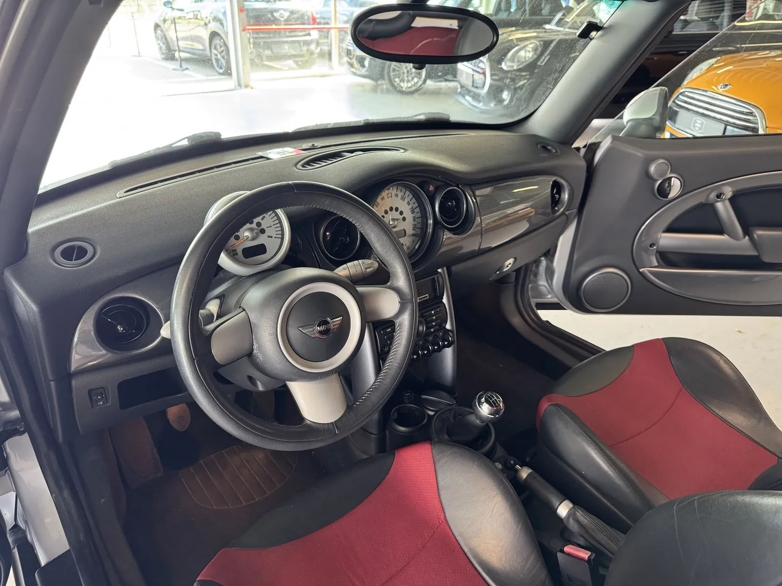 Interieur van de MINI Cooper Cabrio, dashboard breed