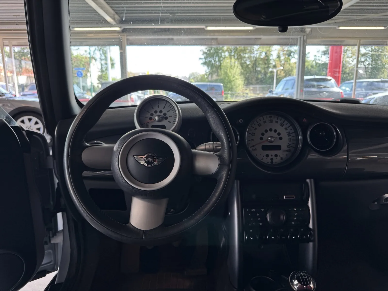 Interieur van de MINI Cooper Cabrio, dashboard en stuur