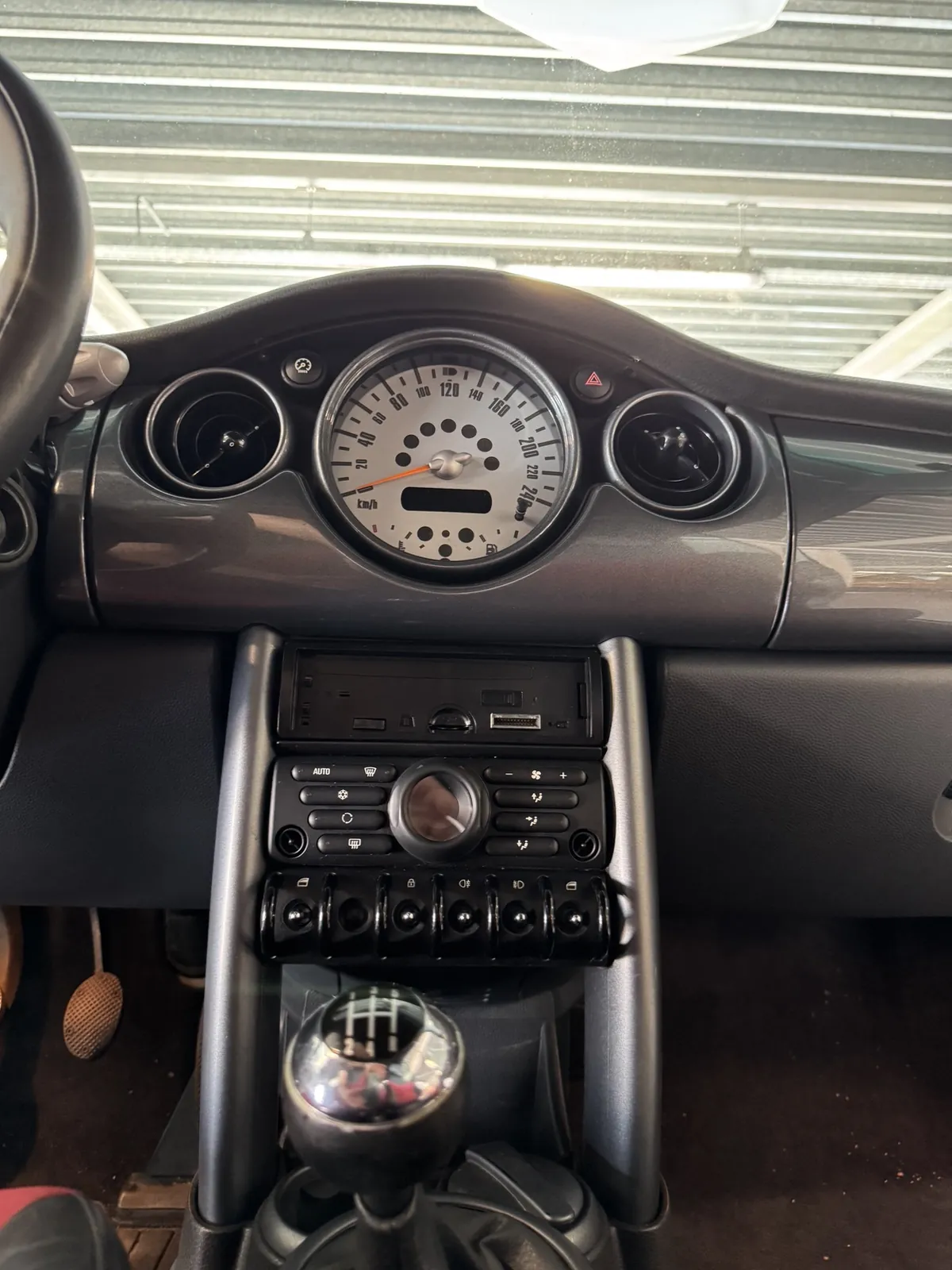 Interieur van de MINI Cooper Cabrio, middenconsole