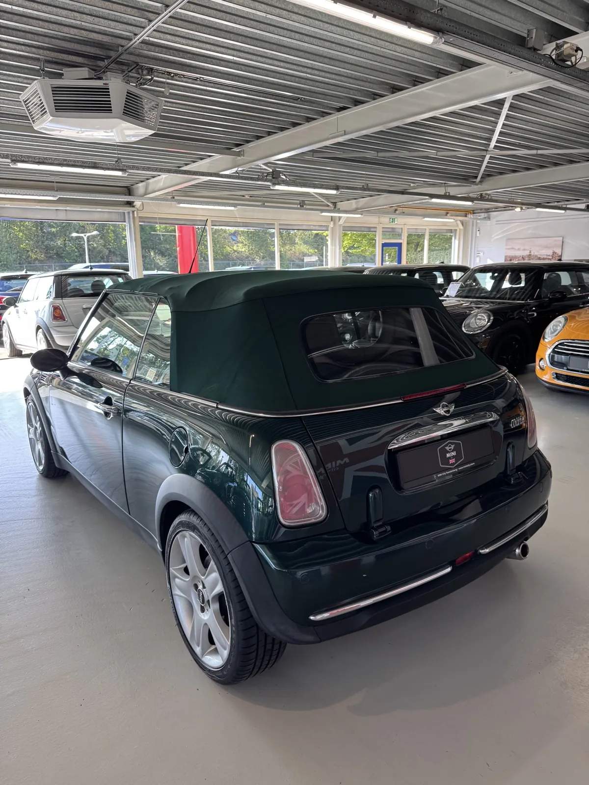 MINI Cooper Cabrio 2005 in groen, driekwart achter, ander standpunt
