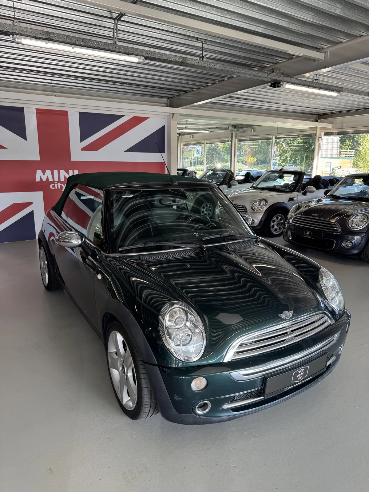 MINI Cooper Cabrio 2005 in groen, driekwart voor