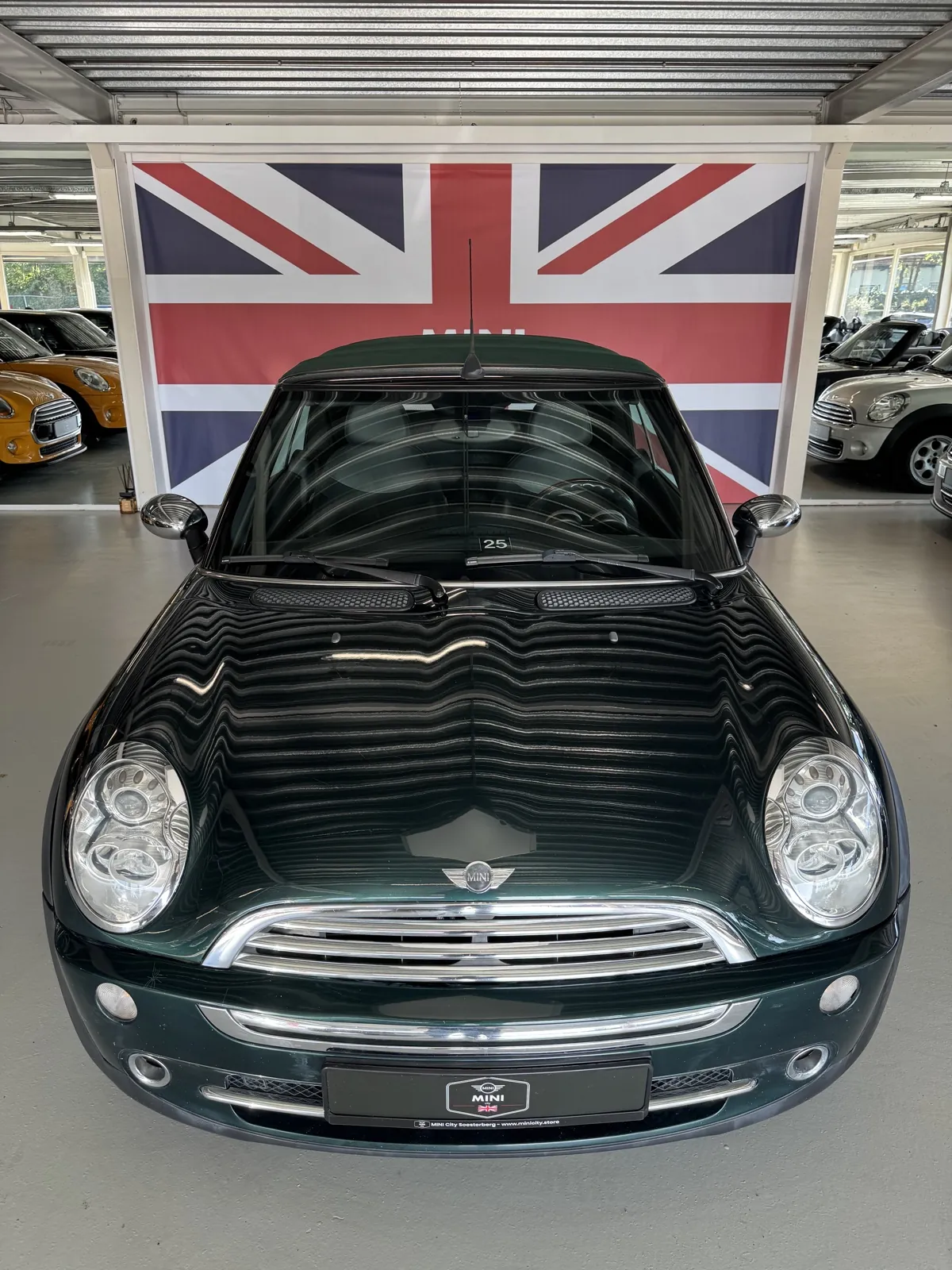 MINI Cooper Cabrio 2005 in groen, vooraanzicht, kenteken 97-RG-LB