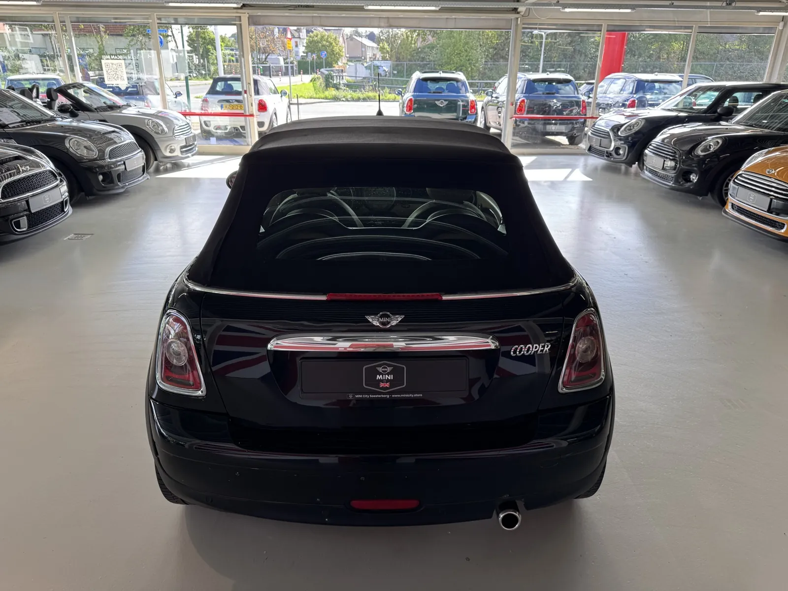 MINI Cooper Cabrio 2009 in zwart, achteraanzicht, kap dicht