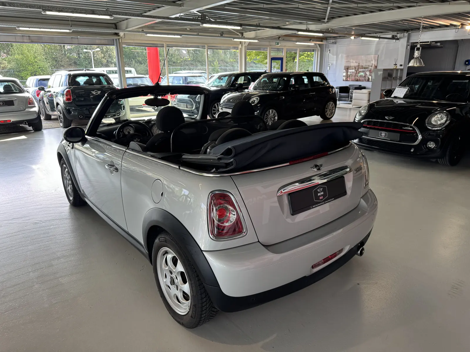 MINI Cooper Cabrio 2012 met open kap, driekwart achter, ander standpunt