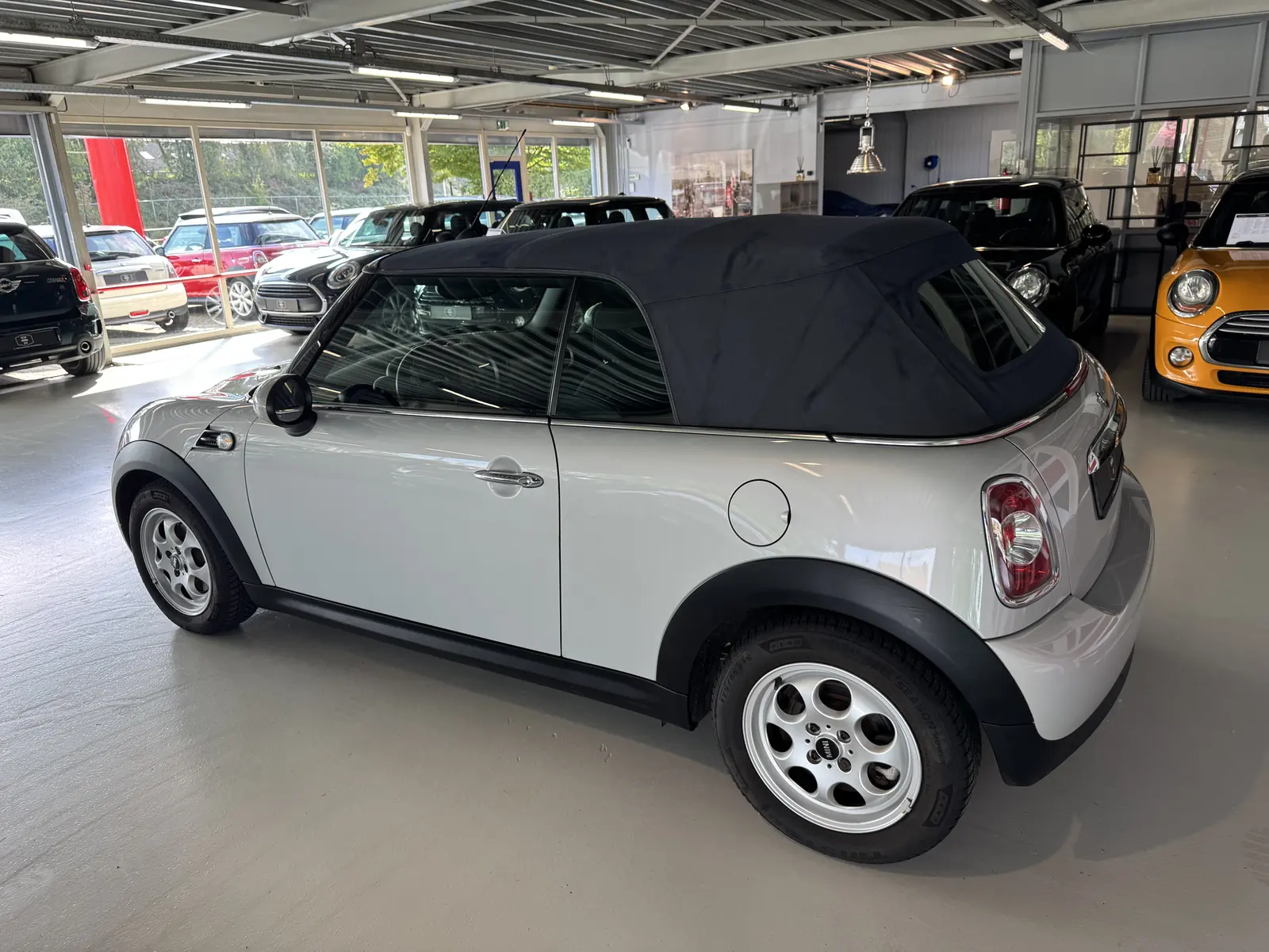 MINI Cooper Cabrio 2012 met gesloten kap, zijaanzicht links