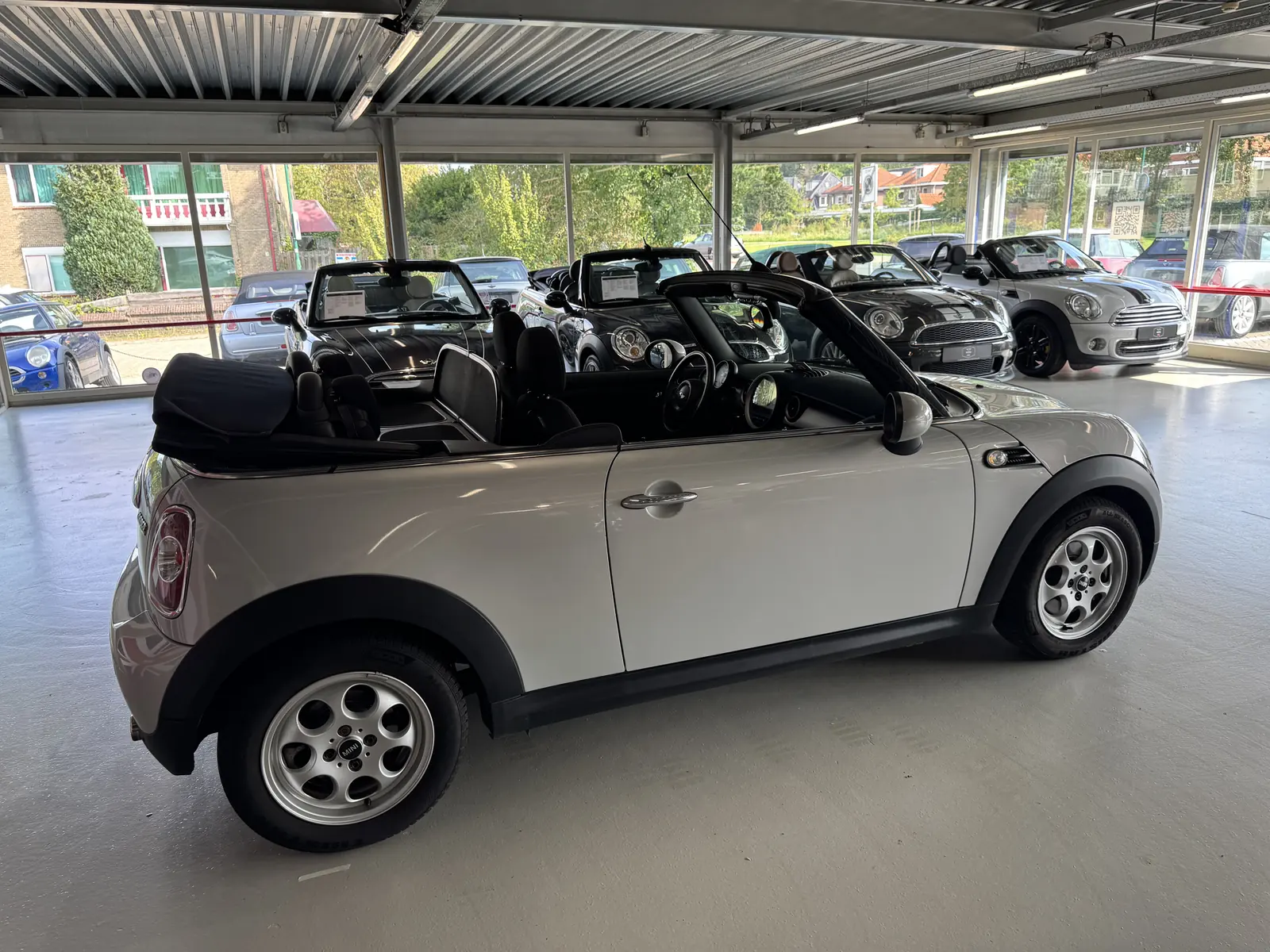 MINI Cooper Cabrio 2012 met open kap, zijaanzicht rechts