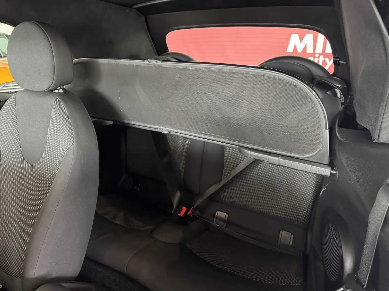 Interieur van de MINI Cooper Cabrio, achterbank
