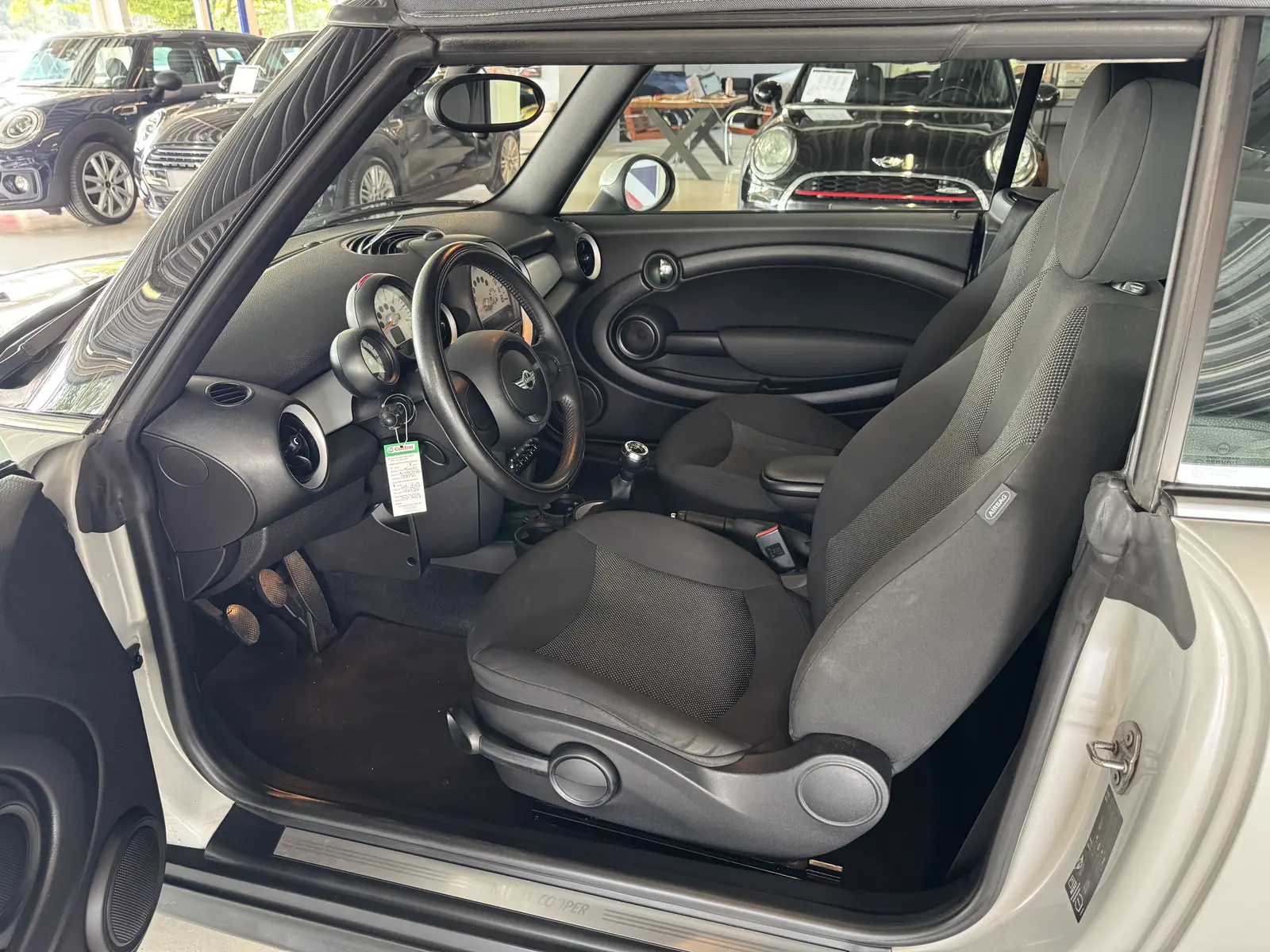 Interieur van de MINI Cooper Cabrio, dashboard en stuur