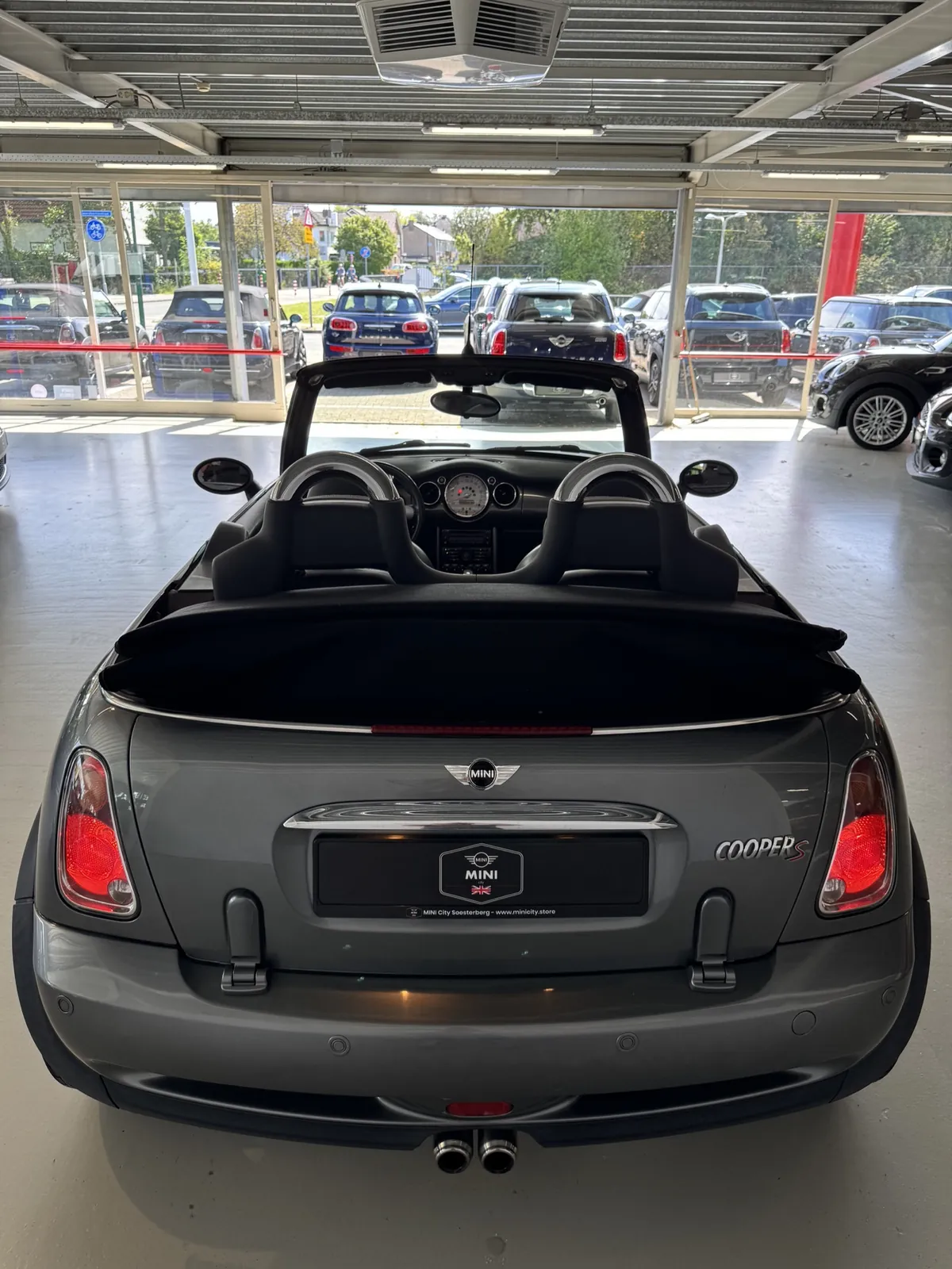 MINI Cooper S Cabrio 2007 in grijs, achteraanzicht met kap open